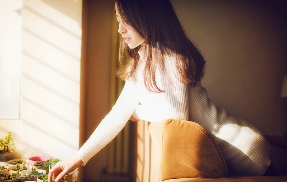 “多谢夫君体谅。”大乔微微松了口气，见小乔还站在那里不动，不由有些气急，拉了拉妹妹的手。